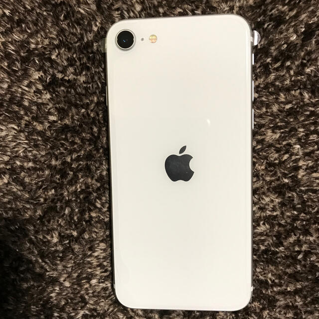 iPhone(アイフォーン)のSIMフリー　iPhone SE2 白　64GB 一括購入　新品　未使用 スマホ/家電/カメラのスマートフォン/携帯電話(スマートフォン本体)の商品写真