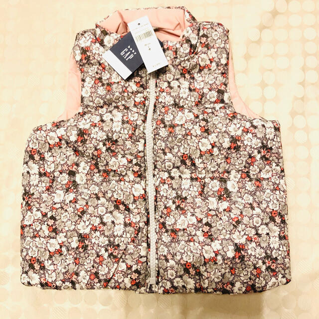 babyGAP(ベビーギャップ)の新品　タグ付き　ベビーギャップ　ダウンベスト　女の子　95 2歳　3歳　小花柄　 キッズ/ベビー/マタニティのキッズ服男の子用(90cm~)(ジャケット/上着)の商品写真