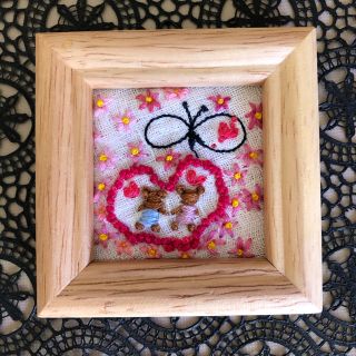 ミナペルホネン(mina perhonen)のセール中♬ ミナペルホネンハンドメイド　刺繍壁掛け　バレンタインくまちゃん♡(アート/写真)