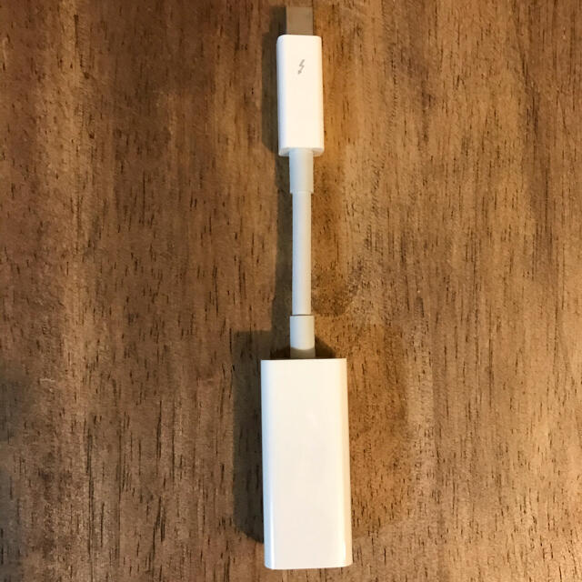 Apple(アップル)のThunderbolt イーサネットアダプタ　Apple純正 スマホ/家電/カメラのPC/タブレット(PC周辺機器)の商品写真