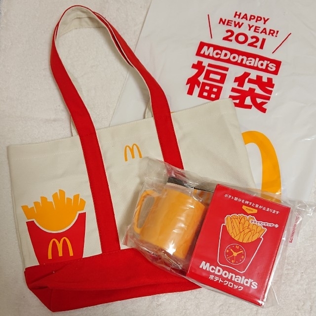 マクドナルド(マクドナルド)の2021 マクドナルド 福袋 ☆ グッズ ２セット ☆ おまけ(ペンケース)付き エンタメ/ホビーのコレクション(ノベルティグッズ)の商品写真