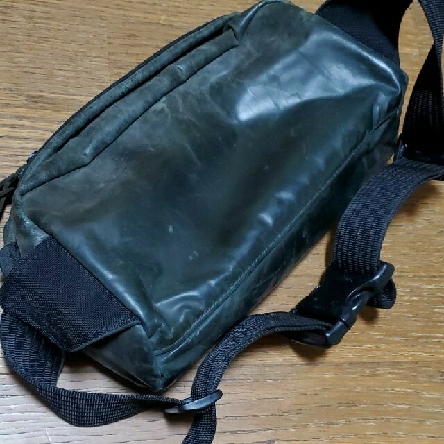 ISAMUKATAYAMA BACKLASH(イサムカタヤマバックラッシュ)のBACKLASHレザーウエストバッグ/グリーン メンズのバッグ(ウエストポーチ)の商品写真