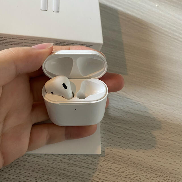 Apple(アップル)のAirPods2 ワイヤレス充電なし スマホ/家電/カメラのオーディオ機器(ヘッドフォン/イヤフォン)の商品写真