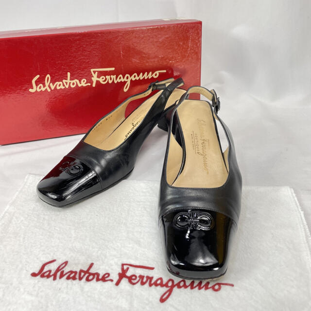 Salvatore Ferragamo(サルヴァトーレフェラガモ)のフェラガモ ガンチーニ エナメル 切り返し レザー ミュール 約25cm レディースの靴/シューズ(ハイヒール/パンプス)の商品写真