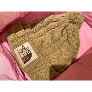 グッチ(Gucci)の店舗完売　Gucci x The North Face ニット帽　ベージュ(ニット帽/ビーニー)