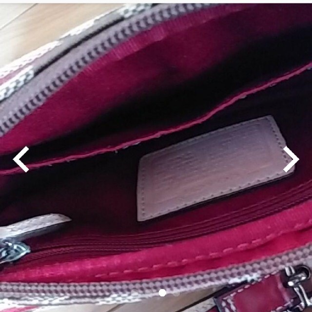 COACH(コーチ)のCOACH コーチ 美品 ウエストポーチシグネチャー柄　赤　人気色 レディースのバッグ(その他)の商品写真
