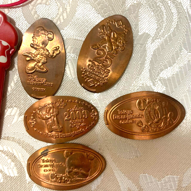 Disney(ディズニー)のディズニー メダル 6枚 ケースストラップ付き 25周年 2009年 など エンタメ/ホビーのおもちゃ/ぬいぐるみ(キャラクターグッズ)の商品写真