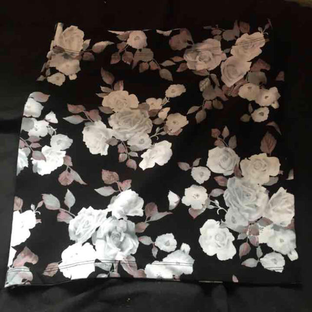 FOREVER 21(フォーエバートゥエンティーワン)の花柄タイトスカート(新品) レディースのスカート(ミニスカート)の商品写真