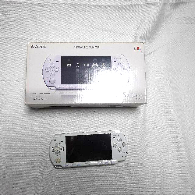 SONY(ソニー)の[SONY]　PSP-2000cw 白 エンタメ/ホビーのゲームソフト/ゲーム機本体(携帯用ゲーム機本体)の商品写真