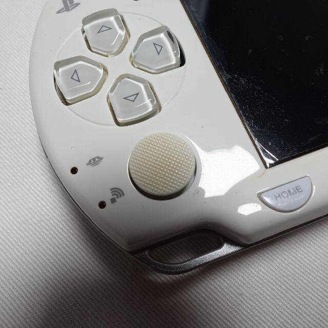 SONY(ソニー)の[SONY]　PSP-2000cw 白 エンタメ/ホビーのゲームソフト/ゲーム機本体(携帯用ゲーム機本体)の商品写真