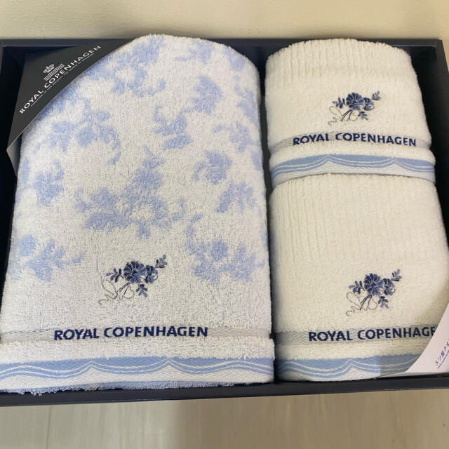 ROYAL COPENHAGEN(ロイヤルコペンハーゲン)の】【新品】ロイヤルコペンハーゲンタオルセット箱入り（バスタオル、フェイスタオル） インテリア/住まい/日用品の日用品/生活雑貨/旅行(タオル/バス用品)の商品写真