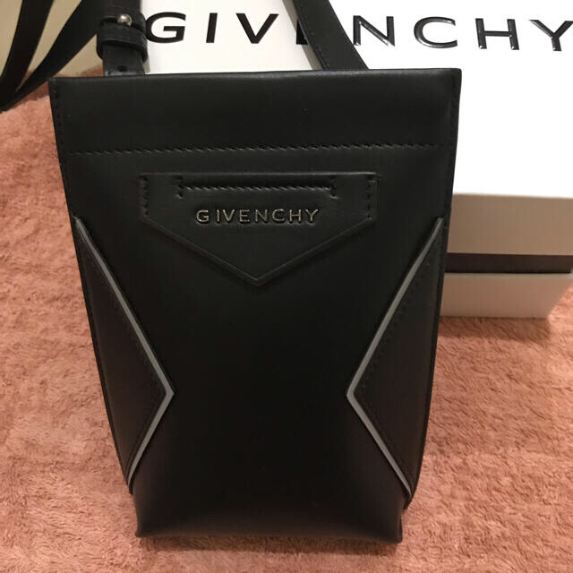 GIVENCHY(ジバンシィ)の2020年新作　GIVENCHYカーフレザーショルダー メンズのバッグ(ショルダーバッグ)の商品写真