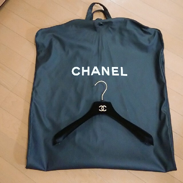 CHANEL(シャネル)の正規品CHANEL ハンガー&洋服カバー インテリア/住まい/日用品の収納家具(押し入れ収納/ハンガー)の商品写真