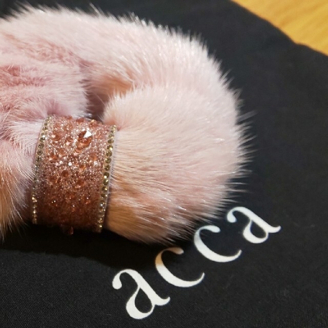 acca(アッカ)の【極美品】大人ピンクのミンクシュシュ♪ レディースのヘアアクセサリー(ヘアゴム/シュシュ)の商品写真