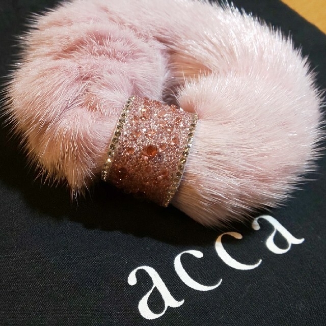 acca(アッカ)の【極美品】大人ピンクのミンクシュシュ♪ レディースのヘアアクセサリー(ヘアゴム/シュシュ)の商品写真