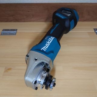 マキタ(Makita)のマキタ18V　新品　100mm充電式ディスクグラインダー　無線連動　GA412D(工具)