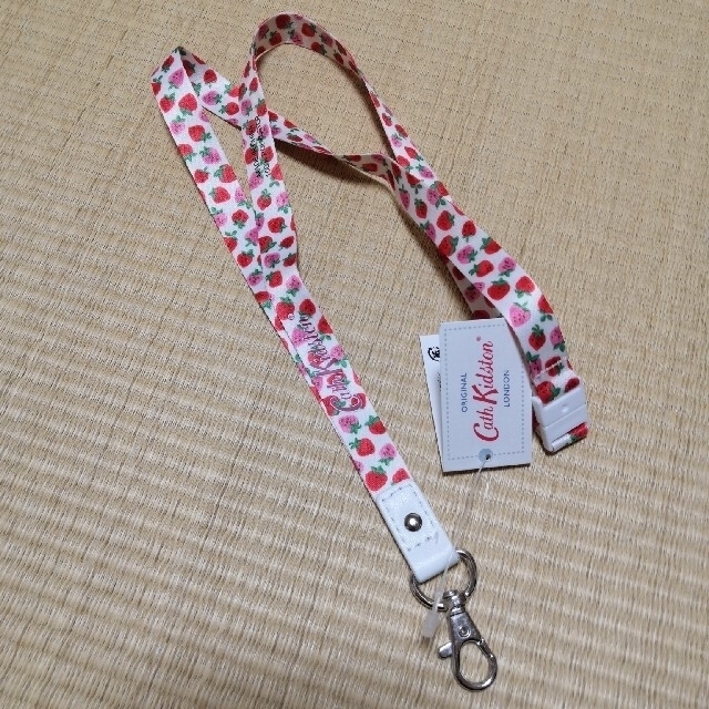 Cath Kidston(キャスキッドソン)の【新品】２個700円！キャスキッドソン☆ランヤード ストロベリー クリーム スマホ/家電/カメラのスマホアクセサリー(ネックストラップ)の商品写真