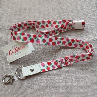 キャスキッドソン(Cath Kidston)の【新品】２個700円！キャスキッドソン☆ランヤード ストロベリー クリーム(ネックストラップ)