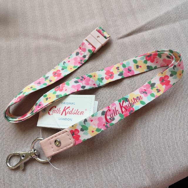 Cath Kidston(キャスキッドソン)の【新品】２個700円！キャスキッドソン☆ランヤード ペインテッドパンジー スマホ/家電/カメラのスマホアクセサリー(ネックストラップ)の商品写真