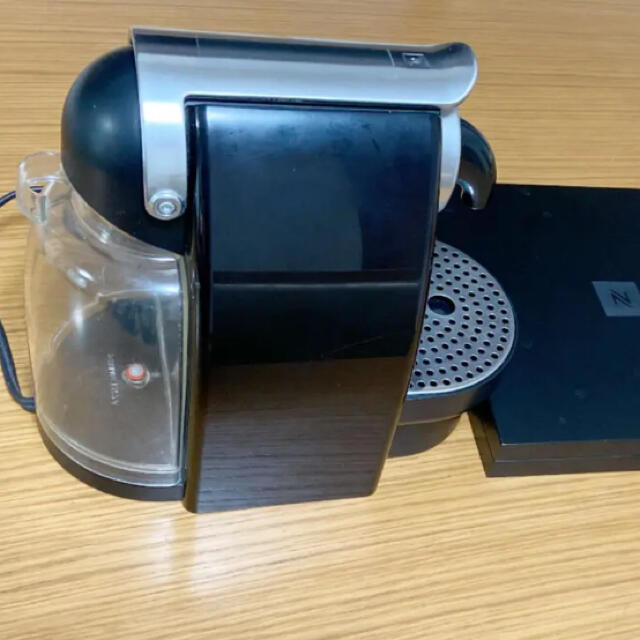 NESPRESSO コーヒーメーカーC100、カプセルホルダー付き