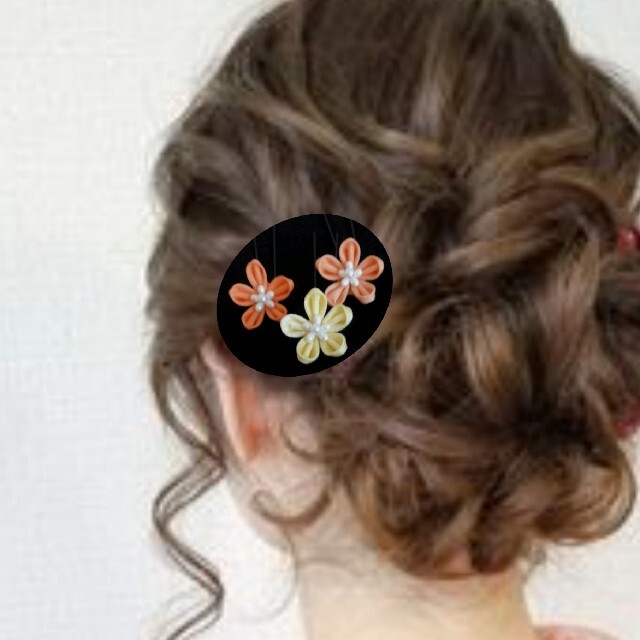 正絹　たまご色のつまみ細工髪飾り ハンドメイドのアクセサリー(ヘアアクセサリー)の商品写真