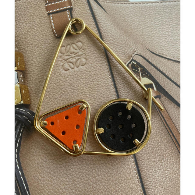 ■極美品■ LOEWE ロエベ メカノピン バッグチャーム アクセサリー メンズ レディース オレンジ系×ゴールド系 AR5801