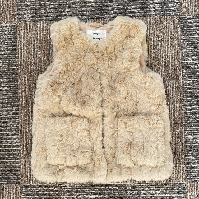 ZARA KIDS(ザラキッズ)のZARA ファーベスト　120センチ キッズ/ベビー/マタニティのキッズ服女の子用(90cm~)(ジャケット/上着)の商品写真