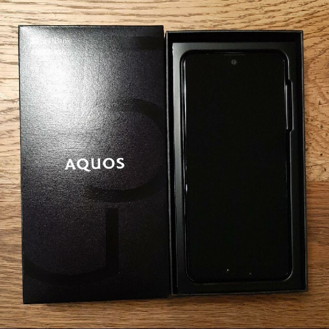 AQUOS(アクオス)のAQUOSR5G 本体 　オーロラホワイト スマホ/家電/カメラのスマートフォン/携帯電話(スマートフォン本体)の商品写真