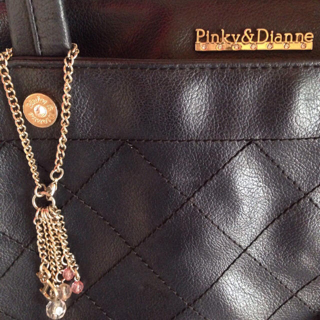 Pinky&Dianne(ピンキーアンドダイアン)のブラック パスケース付き ハンドバッグ レディースのバッグ(ハンドバッグ)の商品写真