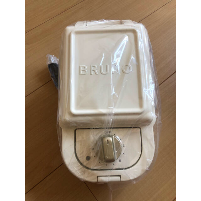 I.D.E.A international(イデアインターナショナル)の【新品・未使用】BRUNO ホットサンドメーカー　ホワイト スマホ/家電/カメラの調理家電(サンドメーカー)の商品写真