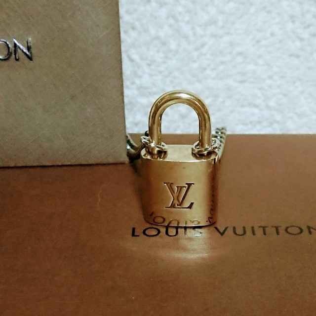 LOUIS VUITTON(ルイヴィトン)のルイヴィトン ゴールド 南京錠(鍵無し) メンズのアクセサリー(ネックレス)の商品写真