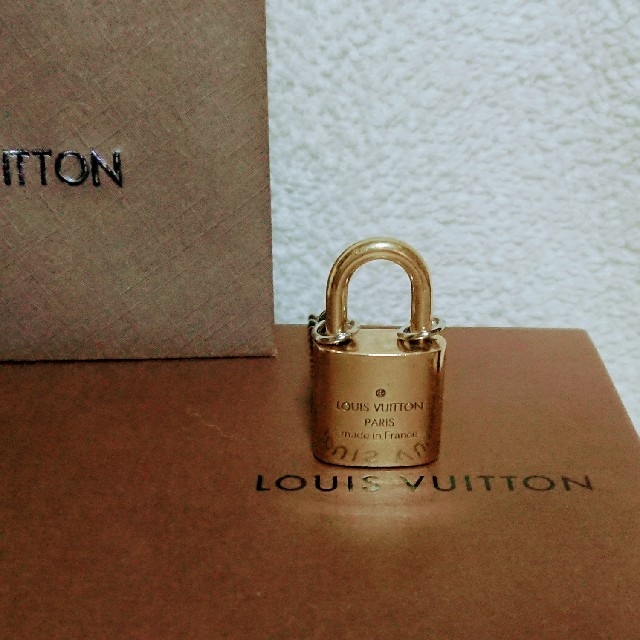 LOUIS VUITTON(ルイヴィトン)のルイヴィトン ゴールド 南京錠(鍵無し) メンズのアクセサリー(ネックレス)の商品写真