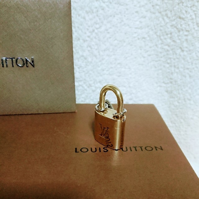 LOUIS VUITTON(ルイヴィトン)のルイヴィトン ゴールド 南京錠(鍵無し) メンズのアクセサリー(ネックレス)の商品写真