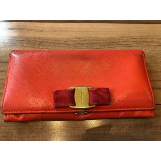 フェラガモ(Ferragamo)の赤の長財布　フェラガモ(財布)