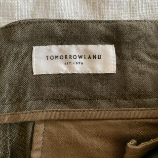 トゥモローランド(TOMORROWLAND)のトゥモローランド　パンツ　カーキ色(ワークパンツ/カーゴパンツ)