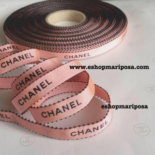 シャネル(CHANEL)のシャネルリボン🎀 サーモンピンク 1m 黒ロゴ入り 縁取り ラッピングリボン(ラッピング/包装)