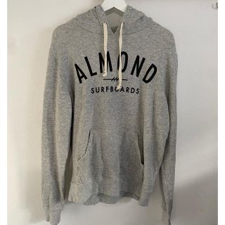 アーモンド(ALMOND)のアーモンド　グレー　パーカー　美品　L(パーカー)