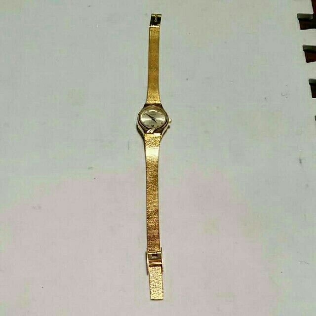 ORIENTのレディース腕時計です。 ベルトはゴールド、円盤は薄ゴールドです。