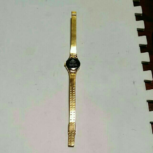 ORIENTのレディース腕時計です。 ベルトはゴールド、円盤は薄ゴールドです。  レディースのファッション小物(腕時計)の商品写真