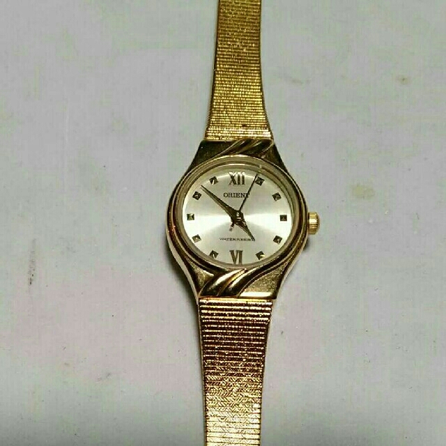 ORIENTのレディース腕時計です。 ベルトはゴールド、円盤は薄ゴールドです。  レディースのファッション小物(腕時計)の商品写真