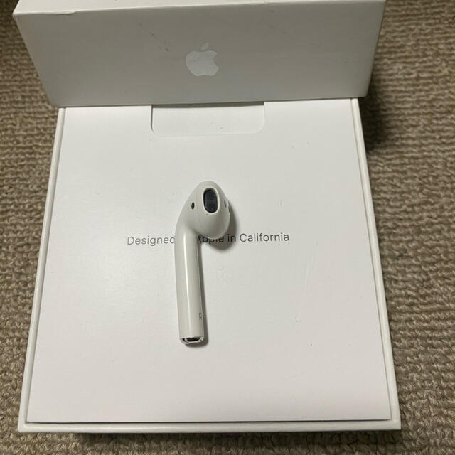 Apple(アップル)のエアーポッズ AirPods 第二世代 R 右耳のみ 片耳 スマホ/家電/カメラのオーディオ機器(ヘッドフォン/イヤフォン)の商品写真