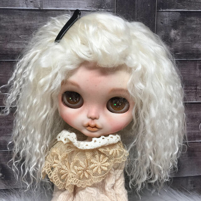 blythe_シャイニーアイボリー✨w-110チベットラムフルスキンウィッグ