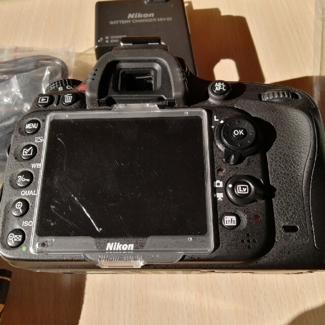 D600