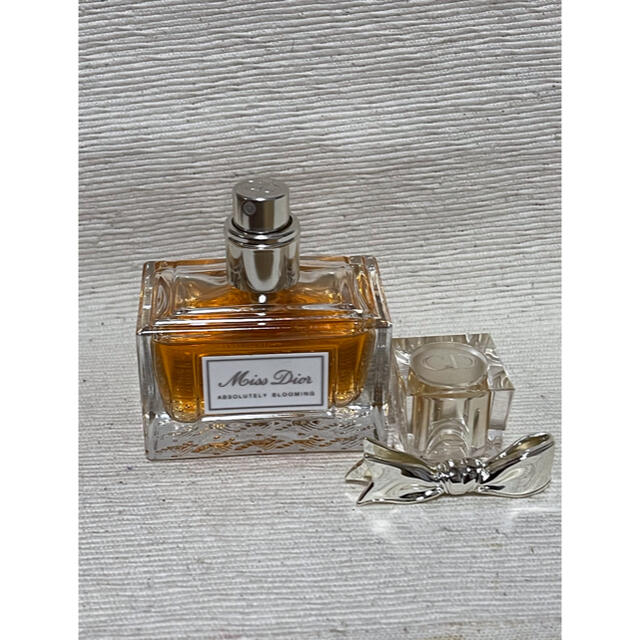 Christian Dior(クリスチャンディオール)のMiss Diorミス ディオール アブソリュートリー ブルーミング  30ml コスメ/美容の香水(香水(女性用))の商品写真