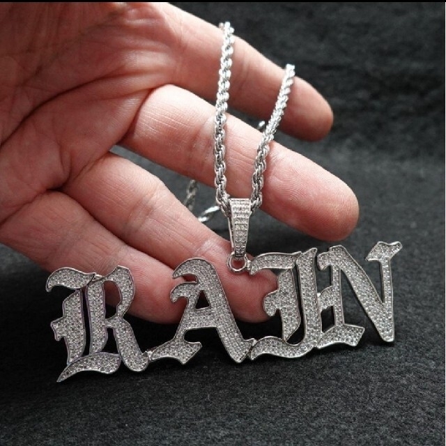 アルファベ ゴシック調 文字 ネックレスの通販 by RAIN|ラクマ フル