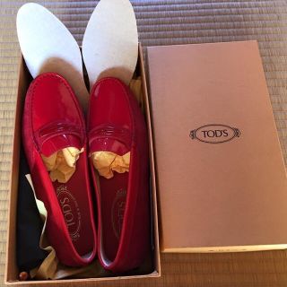 トッズ(TOD'S)の【新品】 TOD'S  ドライブシューズ　赤 サイズ36(23㎝)(ローファー/革靴)