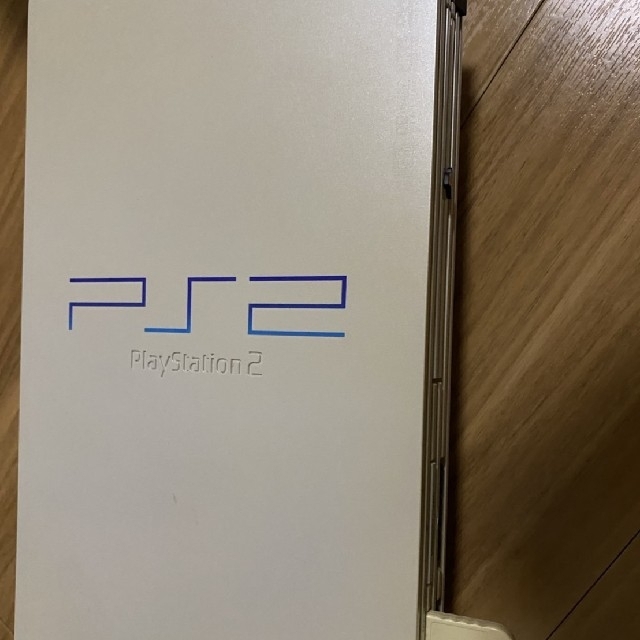 PlayStation2(プレイステーション2)のPlayStation2本体（ホワイト）＋ソフト2個 エンタメ/ホビーのゲームソフト/ゲーム機本体(家庭用ゲーム機本体)の商品写真