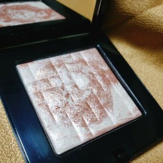 ボビイブラウン(BOBBI BROWN)の美品　ボビーブラウン　ハイライト　ピンクグロウ　BOBBI BRN(チーク)