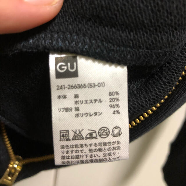 GU(ジーユー)の新品未使用！GU  黒フード付きパーカー レディースのトップス(パーカー)の商品写真