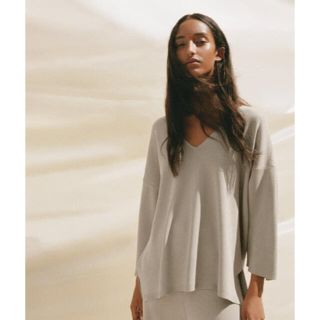 ザラ(ZARA)の★☆新品未使用　Vネックニットセーター☆★(ニット/セーター)